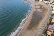 Imatge aèria de la platja de la Paella de Torredembarra, amb una llacuna.