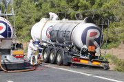 Imatge del camió que transportava àcid clorhídric per l'AP-7 i al qual se li ha hagut de transvasar la càrrega a causa d'una roda incendiada i que ha obligat a tallar l'autopista a Mont-roig del Camp