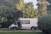 Un agent de la Policia Local de Salou durant l’operatiu al mercadet.