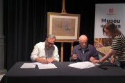 El regidor Daniel Recasens i el col·leccionista Joan Artur Roura, signant la cessió.