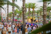 Locals i turistes observant la rua del Cors d’Estiu