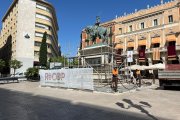 Operaris preparant-se pels treballs de neteja de la base de pedra del monument al general Prim.