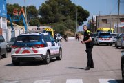 Agents dels Mossos d'Esquadra i de la Policia Local de Valls al carrer dels Manyans on ha mort un menor a l'interior d'un vehicle que estava estacionat