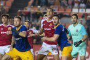 César Morgado, amb la samarreta de l'Andorra, defensant a Pablo Fernández en el duel disputat aquesta temporada al Nou Estadi.