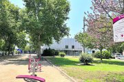 Els veïns es queixen per la brutícia que hi ha acumulada als voltants de la Piscina del Serrallo.