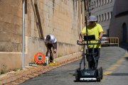 Dos tècnics duent a terme les prospeccions a la Part Alta de Tarragona.