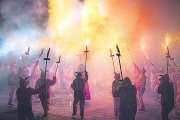 La colla de diables Alrinachs, durant un dels seus espectacles de foc.