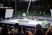 Les nou ballarines de La Veronal saludant en finalitzar la representació de ‘Sonoma’, dissabte al Teatre Auditori del Camp de Mart.