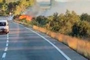 Imatge de les flames de l'incendi a la TV-3022.