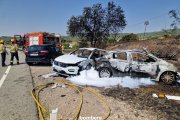 Imatge dels vehicles implicats en l'accident de la Fatarella, dos d'ells cremats.