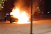 Un instant dels vehicles en flames.