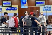 Cua dels taulells de Ryanair a la T2 de l'Aeroport del Prat.