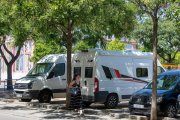 A la zona blava de davant de la Biblioteca Central Xavier Amorós hi ha places reservades per a caravanes, autocaravanes i càmpers.