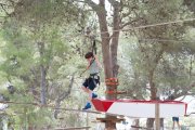 Imagen de un tramo del circuito de tirolinas de Calafell Aventura.