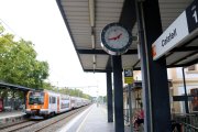Un tren procedent de Sant Vicenç de Calders s'atura a l'estació de Calafell.
