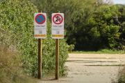 La senyalització instal·lada a la platja dels Muntanyans.