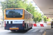 Un bus sortint de Sants en direcció El Vendrell