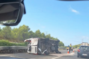 Imatge de la furgoneta accidentada a l'AP-7 a l'Hospitalet de l'Infant