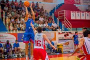 Marc Buscail durant el duel defensat per Arnau Rosa.