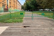 El consistori ha instal·lat tanques en el tram de la passarel·la més proper al carrer Manuel de Falla perquè s’han trencat unes fustes.