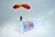Salouencs i visitants van gaudir d’un espectacle únic que va comptar amb la Patrulla Acrobàtica de Paracaigudisme.