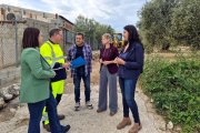 La presidenta de la Diputació Noemí Llauradó i l'alcaldessa de Mas de Barberans, Daniela Lleixà, visitant les obres dels camins afectats per les pluges.