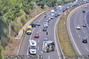 Imatge de la caravana bolcada a l'AP-7