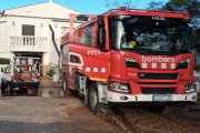 Un camió de bombers ajudant per restablir la normalitat al Montsià.