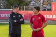 Cristóbal Parralo xerrant amb el davanter Marcos Baselga durant el primer entrenament que va tenir lloc ahir a l’annex del Nou Estadi.