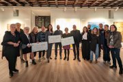 L'alcalde i la regidora de Cultura amb els guanyadors del certamen