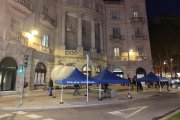 La plaça del Pintor Fortuny ha estat adaptada amb elements com tendals policials.