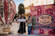 L’alcaldessa, Sandra Guaita, i la regidora de Projecció de Ciutat, Noemí Llauradó, durant la presentació de la campanya de Nadal.