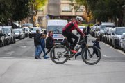 La voluntat inicial de l’executiu municipal era aprofitar els treballs de millora de l’asfalt de l’avinguda Prat de la Riba per delimitar la nova via ciclista