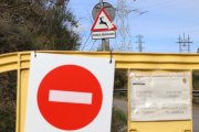 Una tanca prohibeix el pas en una carretera a Sant Just Desvern, davant un senyal que informa de presència de senglars.