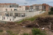 El nou vial es construirà a tocar del pati i les aules d'educació infantil del centre.