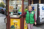 Maria Luz Ortega al seu quiosc del passeig Prim de Reus.
