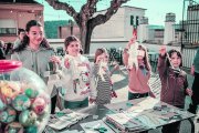 El taller ‘Pengem llufes!’ vol mantenir viva la tradició del Dia dels Innocents.