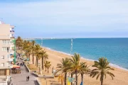 Imagen del paseo marítimo de Calafell junto a la playa.