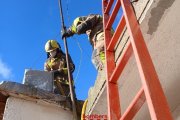 Els bombers treballant en l'incendi d'una xemeneia a Prades.