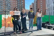 Imatge dels estudiants durant la lectura del manifest del Correllengua Universitari a la Universitat Rovira i Virgili.