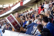 Les grades durant el partit Nàstic-Mirandés