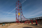 Ferrari Land ja llueix el seu escut de 'Cavallino Rampante'. Amb una alçada de 12 metres i 10 tones de pes, l'emblema de l'escuderia italiana ja decora la part frontal d'aquesta muntanya russa, que serà la més alta de tota Europa, amb una alçada de 112 metres. Al bell mig de la gegantina atracció —a 65 metres d'altura— s'hi ha col·locat l'escut.