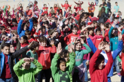 Alumnes de quart de primària de tots els centres escolars de Cambrils han participat aquest matí en una masterclass adaptada per promoure hàbits de vida saludables des de ben petits/es
Gran ambient i moltes ganes de fer exercici al ritme de la música. Aquest ha estat el resultat de l'activitat que s'ha celebrat aquest matí a la Plaça de l'Ajuntament de Cambrils per tal de celebrar el Dia Mundial de l'Activitat Física i el Dia Mundial de la Salut.