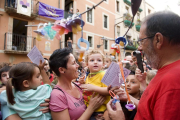 Com cada any, la plaça de les Cols s'ha omplert de famílies per viure un dels actes més tendres i emocionants de les festes: la bèstia del Seguici més estimada per la canalla s'emporta els xumets.