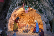 Antonio Martínez, de 68 anys i veí de Bonavista, és l'ídol de tots els nens del barri. Sobretot dels seus néts. I és que, des de fa set anys, l'Antonio munta un pessebre al número 43 del carrer dotze de Bonavista.