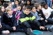 Cantada de nadales al costat de l'arbre de Nadal de la Rambla Nova per part dels més petits