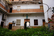 Aquest dimarts començaran els treballs previs per a l'enderrocament de l'antiga Caserna de la Guàrdia Civil, situada als carrers López Peláez cantonada amb Josepa Massanes. En la finca que ara ocupa la caserna es construiran una trentena d'habitatges, aparcaments i locals comercials.