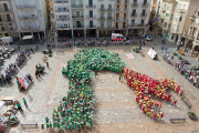 Més d'un miler d'infants reusencs s'han aplegat al Mercadal per recrear la figura del Drac de Reus, en l'acte «Hola, Sant Pere!», que dón ala benvinguda a les festes majors.