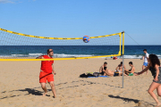 Desenes de joves d'entre 14 i 25 anys s'han reunit a la platja de l'Arrabassada de Tarragona per participar a una nova edició del torneig de futbol i voleibol platja