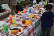 La Plataforma pel Drets dels Infants en l'Àmbit Educatiu ha convocat una acció reivindicativa que s'ha dut a terme a la Rambla de Tarragona (davant de l'OMAC) aquest divendres 22 d'abril amb l'objectiu de millorar les beques menjador i els casals d'estiu.